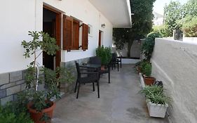 Chrysoula'S Welcoming Triple Room With Yard