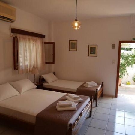 Chrysoula'S Welcoming Triple Room With Yard Monemvasía Exterior foto