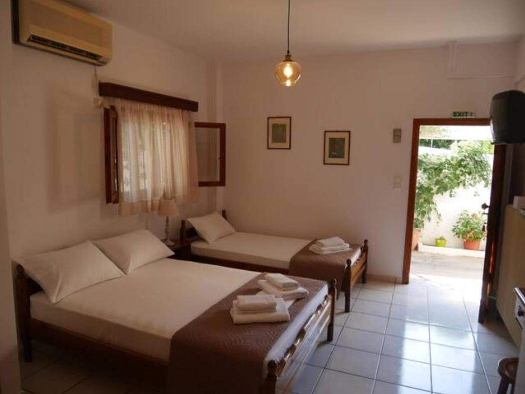 Chrysoula'S Welcoming Triple Room With Yard Monemvasía Exterior foto