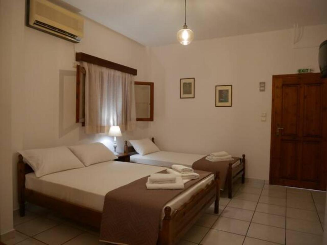 Chrysoula'S Welcoming Triple Room With Yard Monemvasía Exterior foto