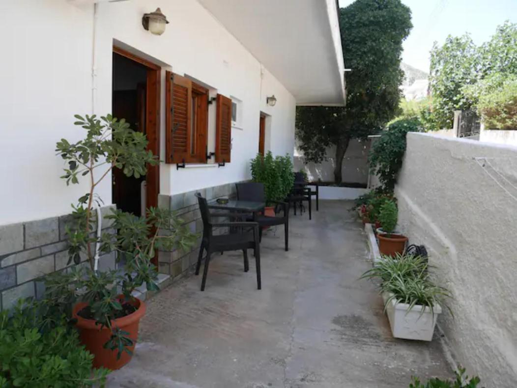Chrysoula'S Welcoming Triple Room With Yard Monemvasía Exterior foto