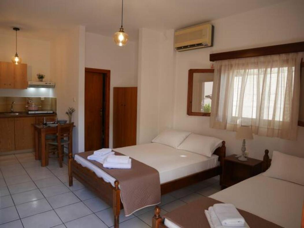 Chrysoula'S Welcoming Triple Room With Yard Monemvasía Exterior foto