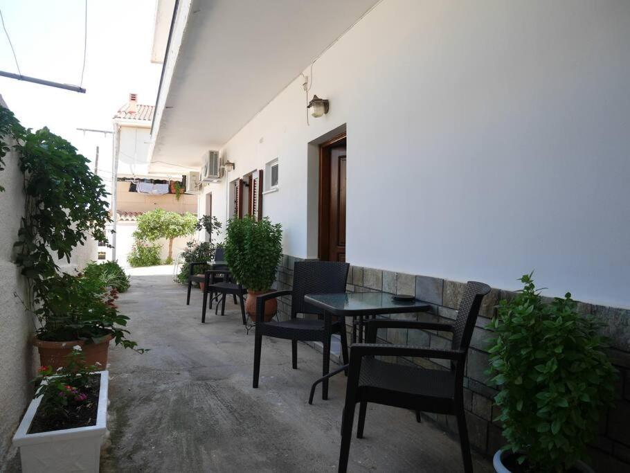 Chrysoula'S Welcoming Triple Room With Yard Monemvasía Exterior foto