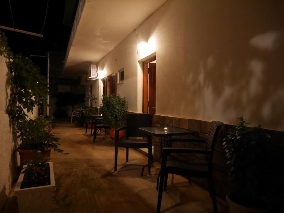 Chrysoula'S Welcoming Triple Room With Yard Monemvasía Exterior foto